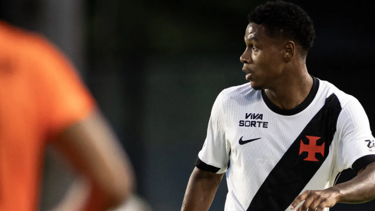 Matheus França em ação pelo Vasco durante partida em São Januário
