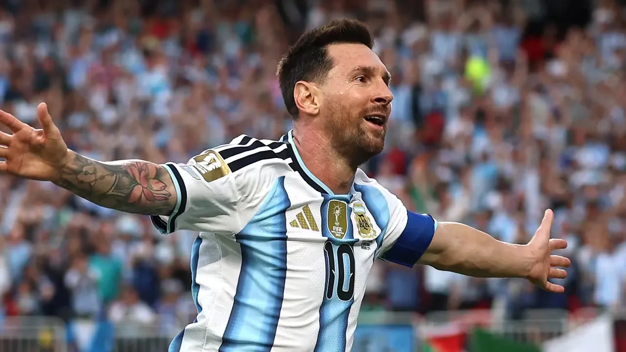 Lionel Messi entra em campo pela Argentina e se torna o primeiro jogador a disputar seis Copas do Mundo Lionel Messi entra em campo pela Argentina e se torna o primeiro jogador a disputar seis Copas do Mundo