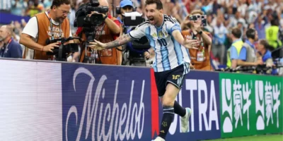 Lionel Messi com a camisa da seleção argentina durante sua trajetória pela Albiceleste