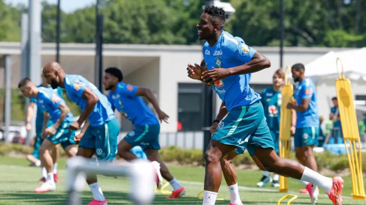 Luiz Henrique em ação pela Seleção Brasileira durante partida internacional Luiz Henrique em ação pela Seleção Brasileira durante partida internacional