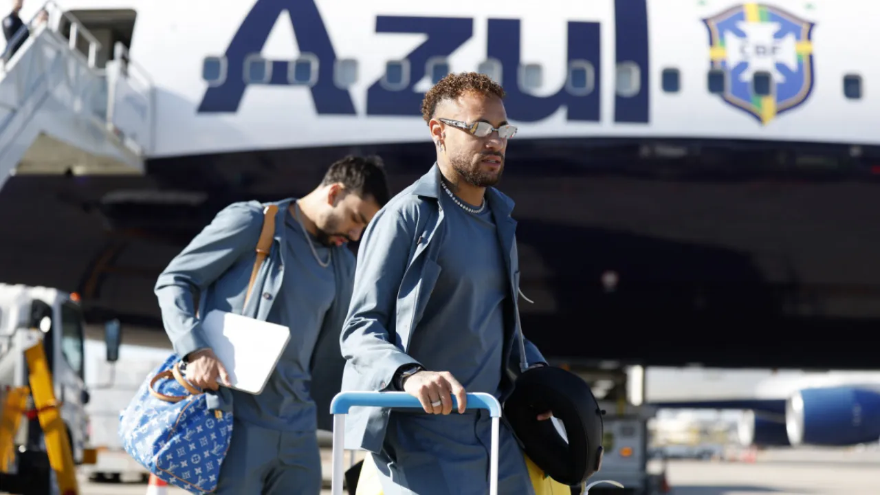 Neymar durante treino da Seleção Brasileira enquanto se recupera de lesão na panturrilha direita