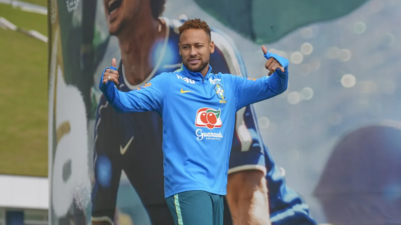Neymar durante treino individual da Seleção Brasileira enquanto se recupera de lesão na panturrilha direita