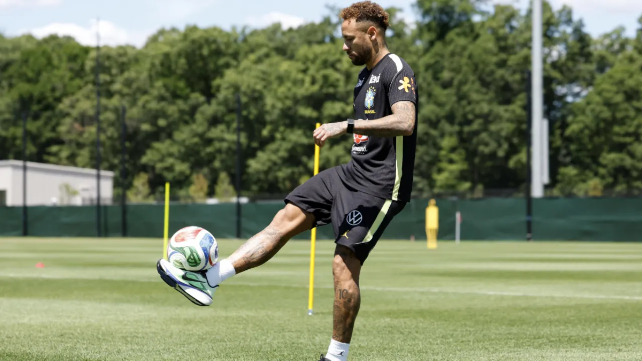 Neymar treina com bola pela Seleção Brasileira antes de jogo contra o Haiti Neymar treina com bola pela Seleção Brasileira antes de jogo contra o Haiti