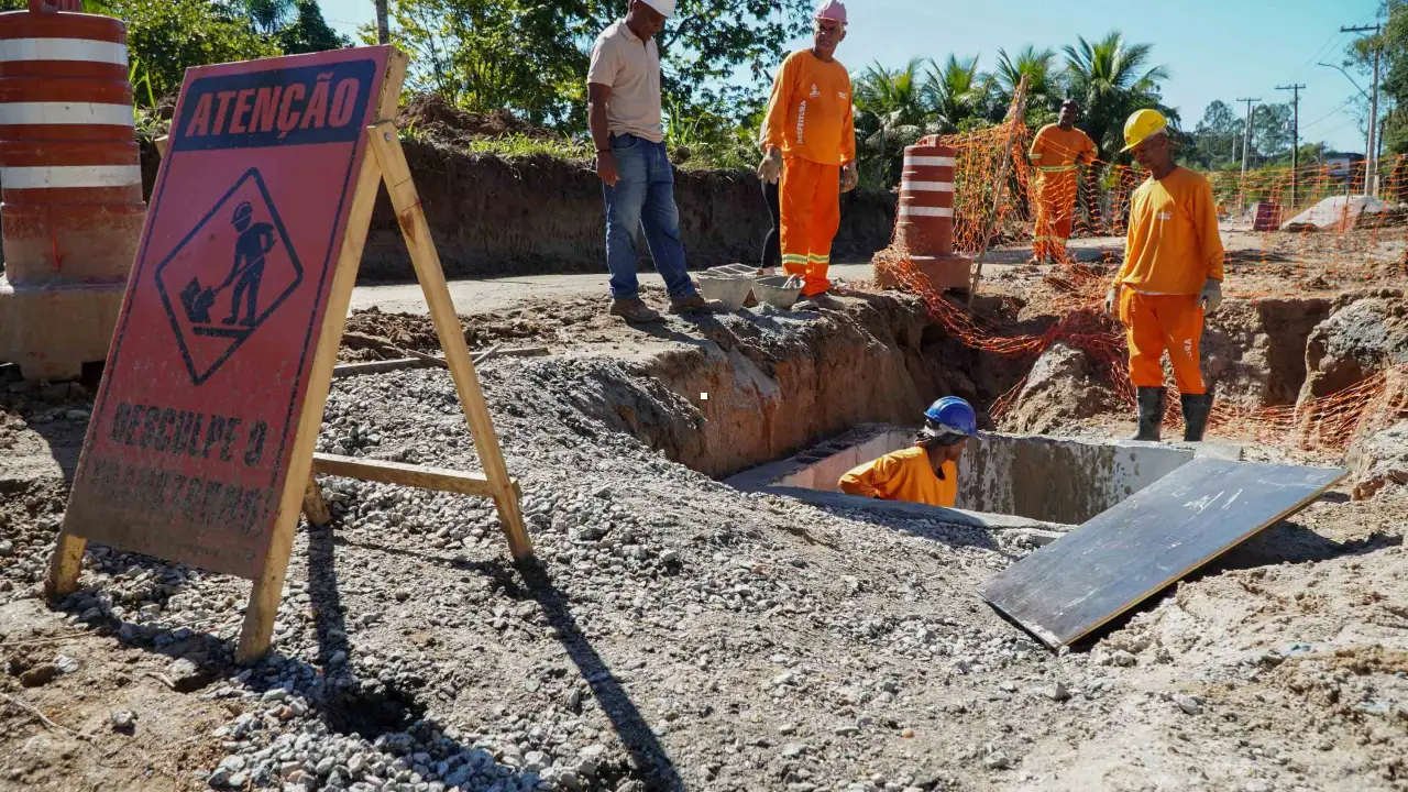 Máquinas executam obras de drenagem e pavimentação em rua de São Gonçalo Máquinas executam obras de drenagem e pavimentação em rua de São Gonçalo
