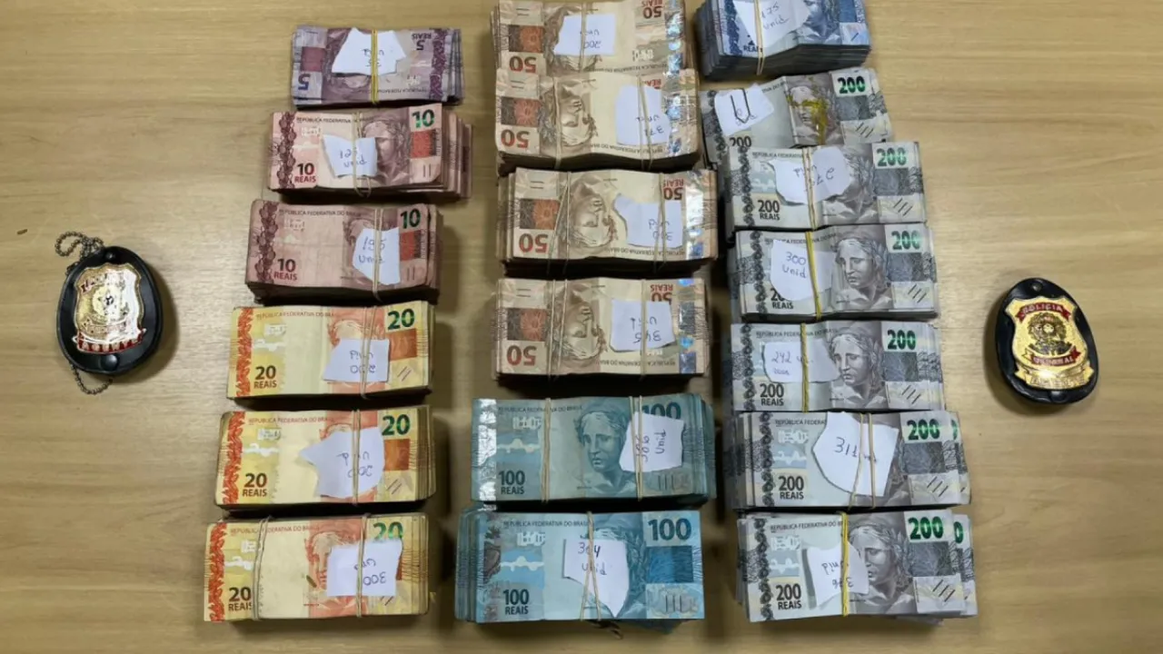 Notas de dinheiro em espécie apreendidas pela Polícia Federal durante operação em Xerém Notas de dinheiro em espécie apreendidas pela Polícia Federal durante operação em Xerém