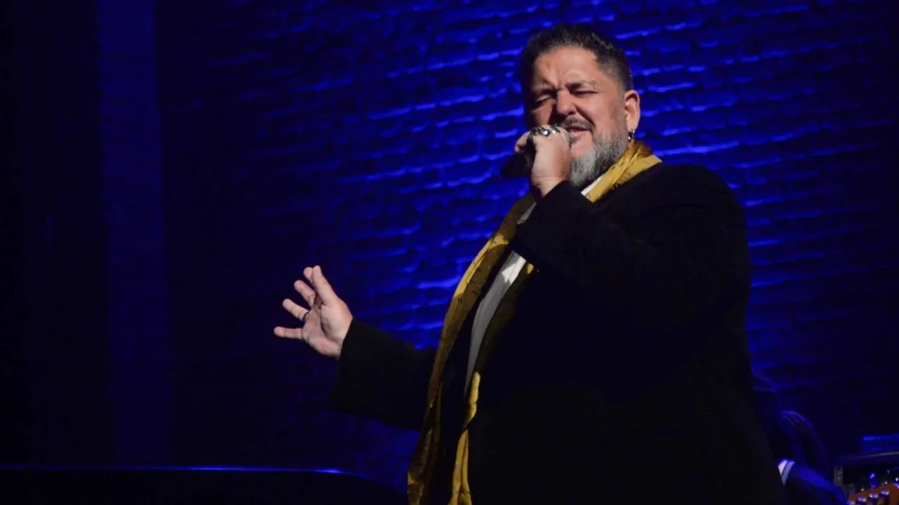 Artistas se apresentam em palco durante evento cultural sobre música independente em Niterói