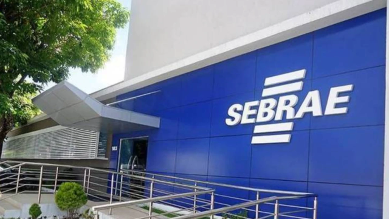 Pessoa usa celular com perfil comercial no Instagram durante palestra para microempreendedores