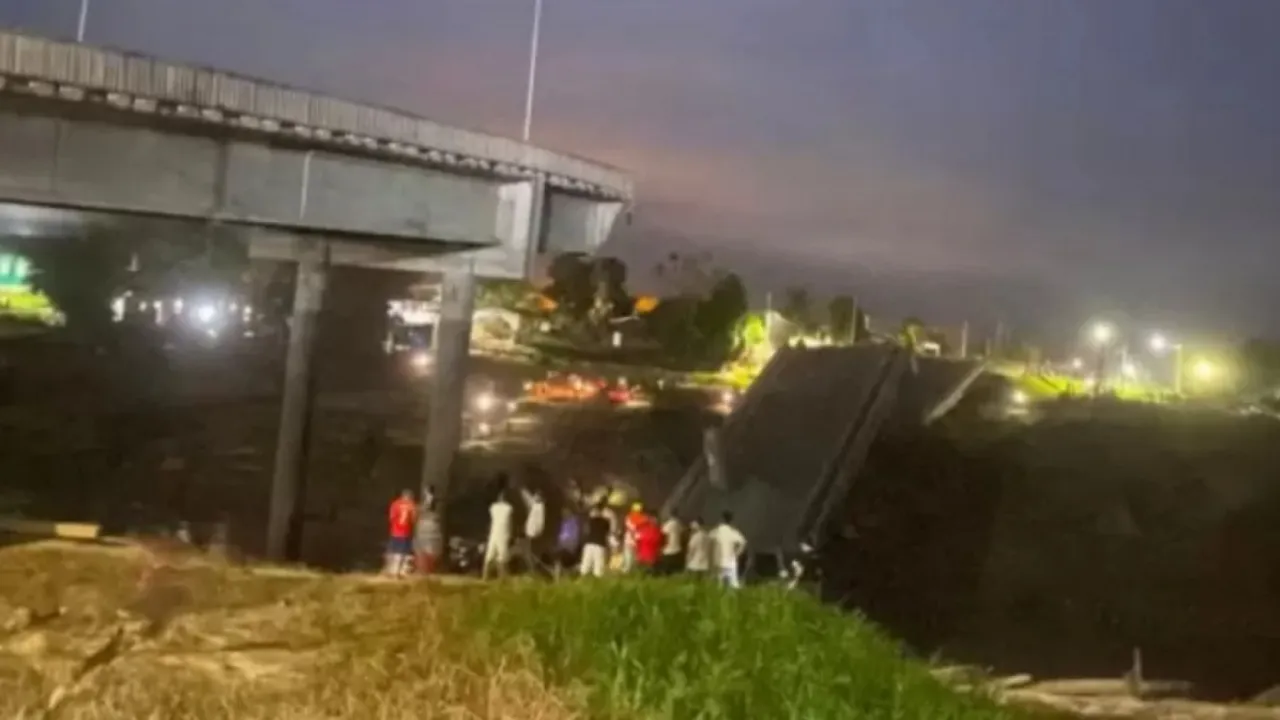 Ponte Frei Paolino Baldassari desaba sobre o Rio Iaco em Sena Madureira, no Acre