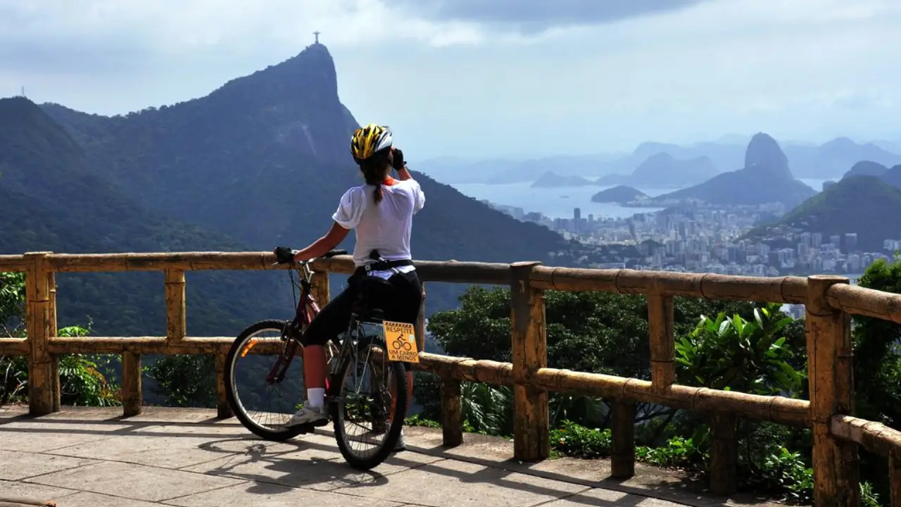 Vista do Rio de Janeiro sob céu com sol e nuvens durante previsão do tempo