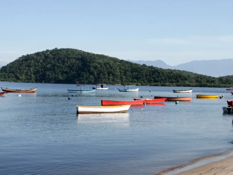 Embarcações no litoral de São Gonçalo em dia de tempo firme