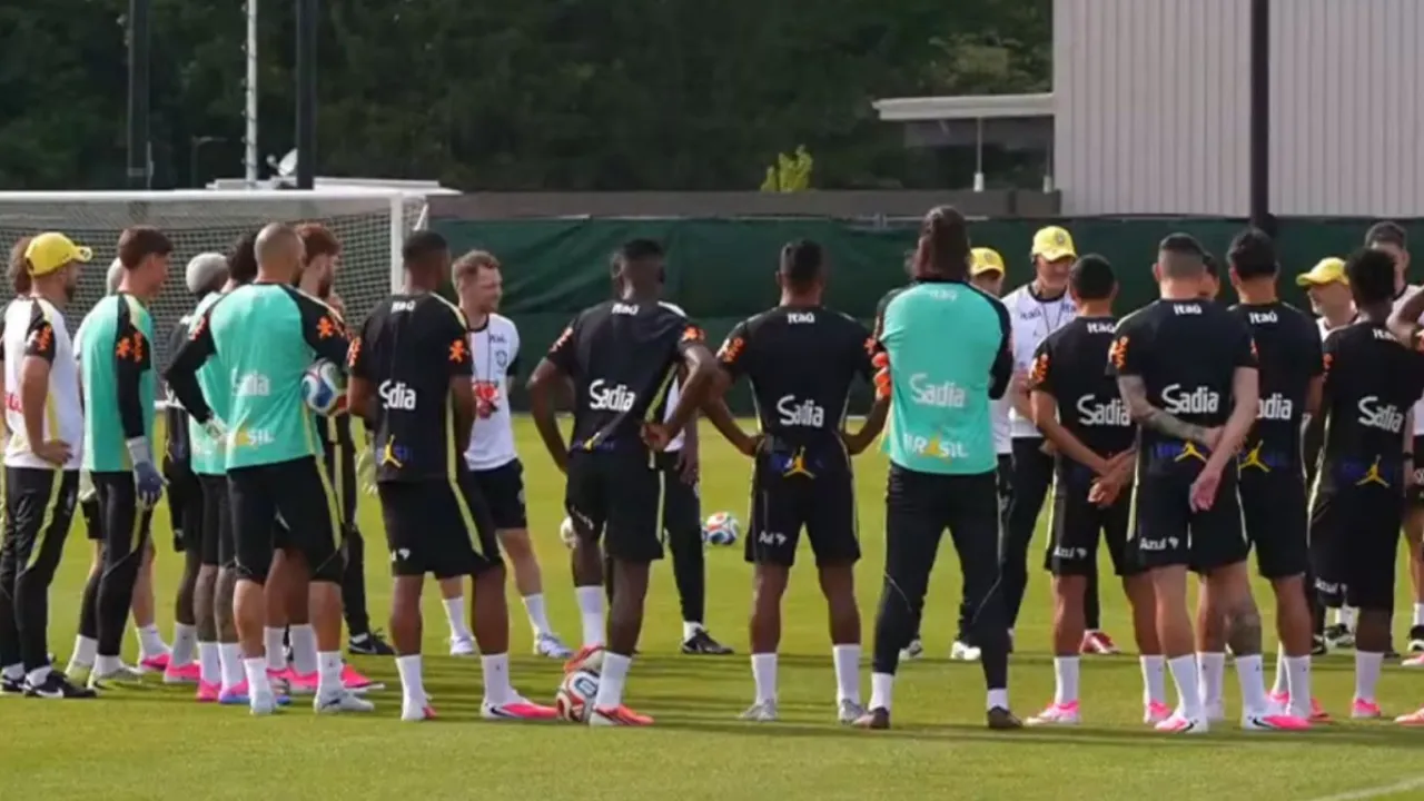 Carlo Ancelotti conversa com jogadores da Seleção Brasileira durante treino nos Estados Unidos