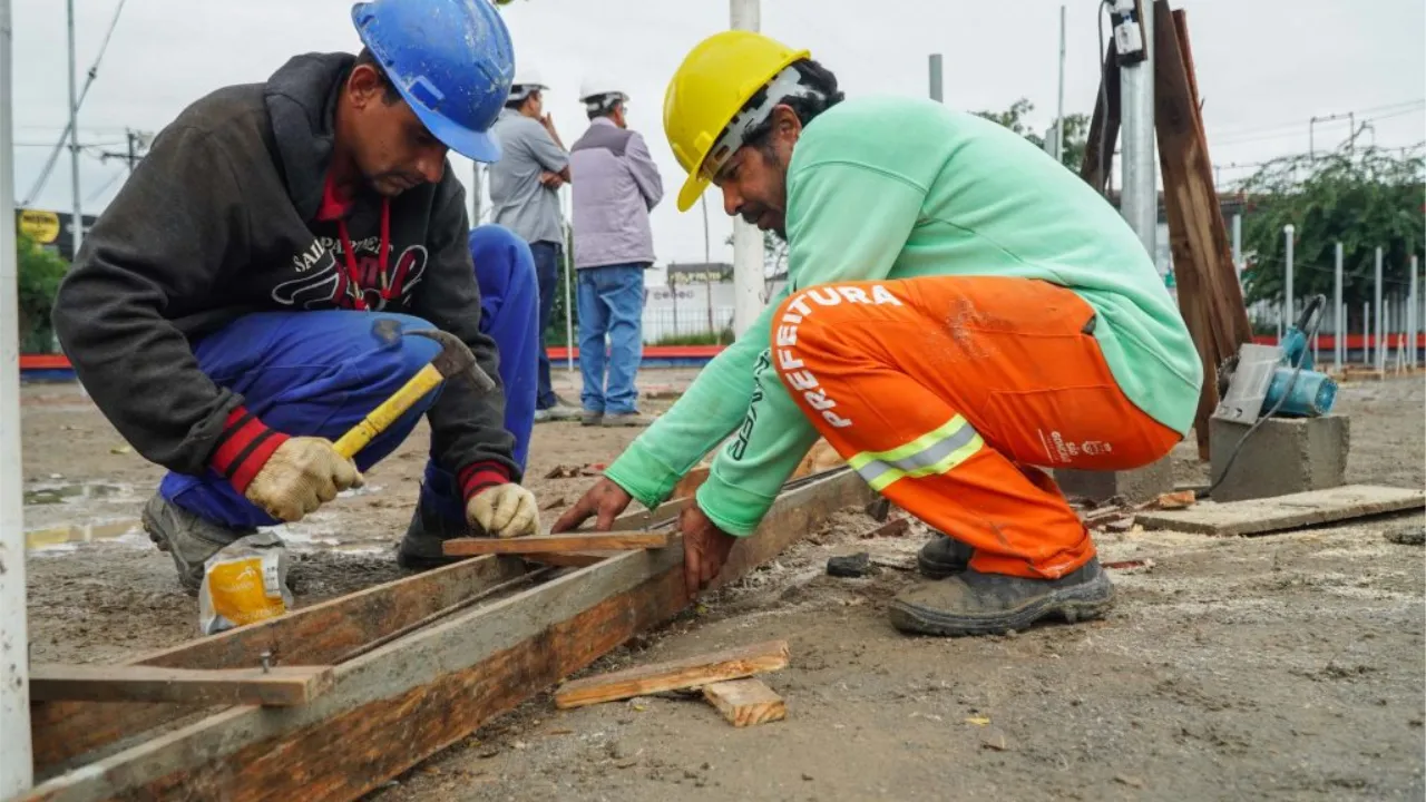 Obras de revitalização na Praça da Trindade, em São Gonçalo, com melhorias em parque infantil e área de convivência