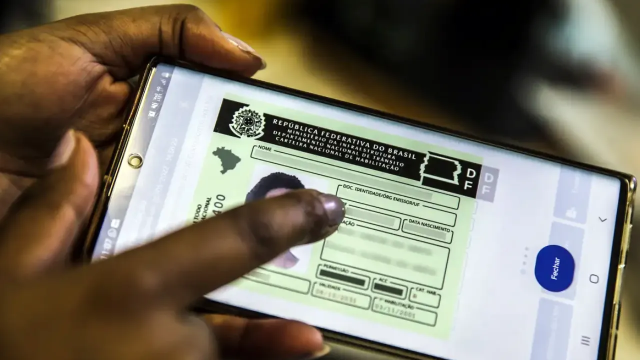 Carteira Nacional de Habilitação digital em celular, representando renovação automática da CNH para bons condutores