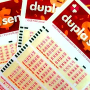 Concurso 7000 da Lofofácil, com resultado dos números sorteados segunda-feira, 01/06, bem como prêmios de todas as faixas de acerto, total de apostas realizadas, total de apostas ganhadoras e total de apostas perdedoras, com minúcias e detalhes especiais. Além disso, análises de natureza econômica, financeira, lotérica e fiscal da extração, com valores de arrecadação tal qual aqueles destinados ao pagamento de prêmios. Além disso, a destinação pública do dinheiro referente ao saldo residual.
