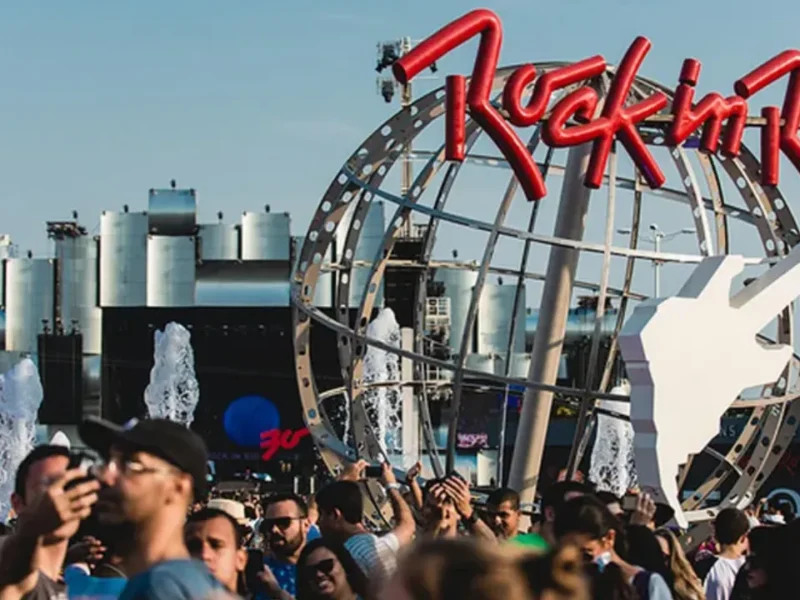 Celular com ingresso digital aberto em aplicativo para acesso ao Rock in Rio 2026