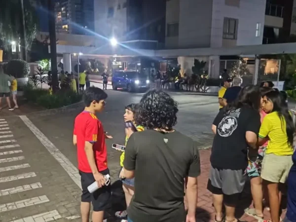 Pessoas espantadas nas ruas após terremoto na Venezuela, que teve reflexo em estados e cidades no Brasil.