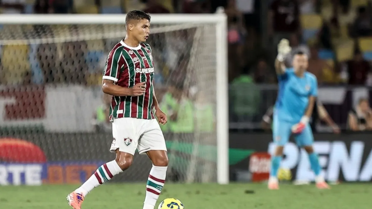 Thiago Silva em avião durante viagem ao Rio de Janeiro para iniciar nova passagem pelo Fluminense