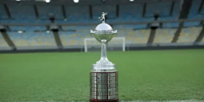 Taça e ambiente de jogo da Copa Libertadores. A competição retorna nesta terça-feira com três partidas pelas oitavas de final, incluindo o confronto entre Fluminense e Independiente Rivadavia no Maracanã