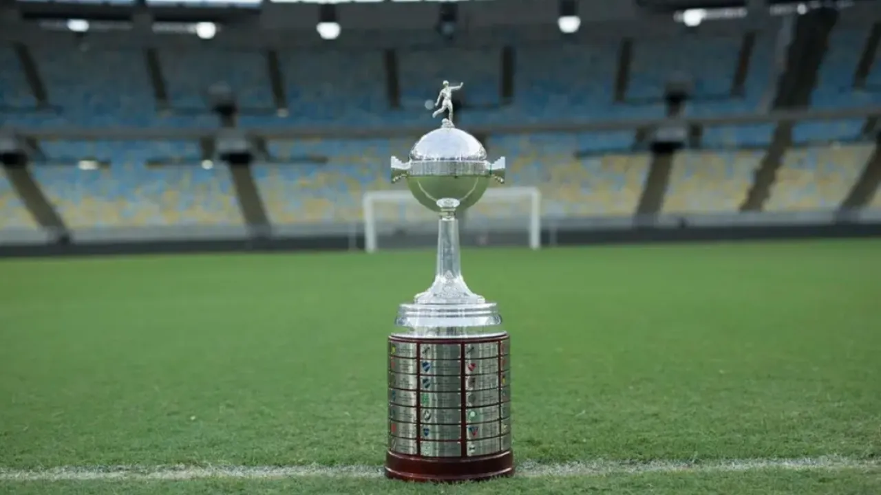 Troféu da Libertadores em campo antes dos jogos das oitavas de final de 2026
