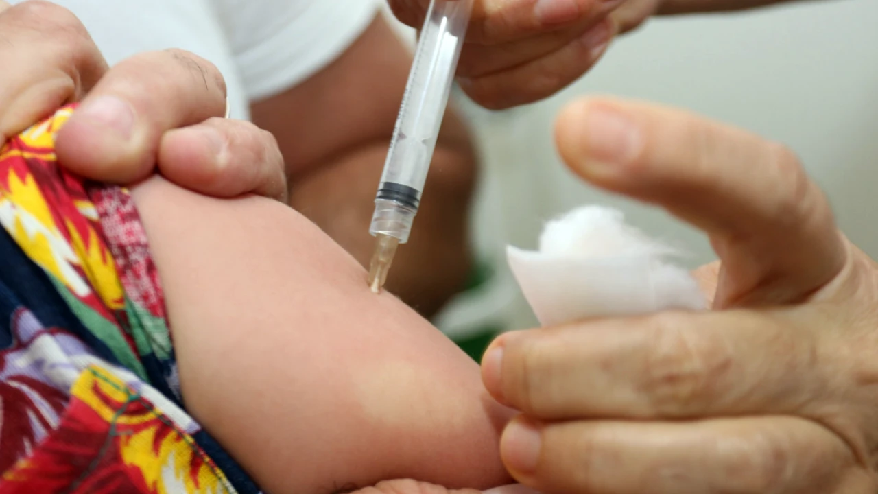 Criança recebe a vacina Pneumo 20 no SUS em unidade básica de saúde Criança recebe a vacina Pneumo 20 no SUS em unidade básica de saúde