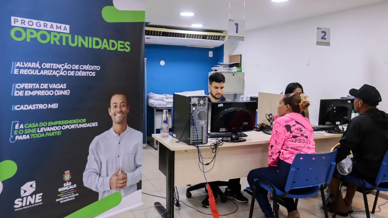 Moradores recebem atendimento durante ação de vagas de emprego no Sine Alcântara