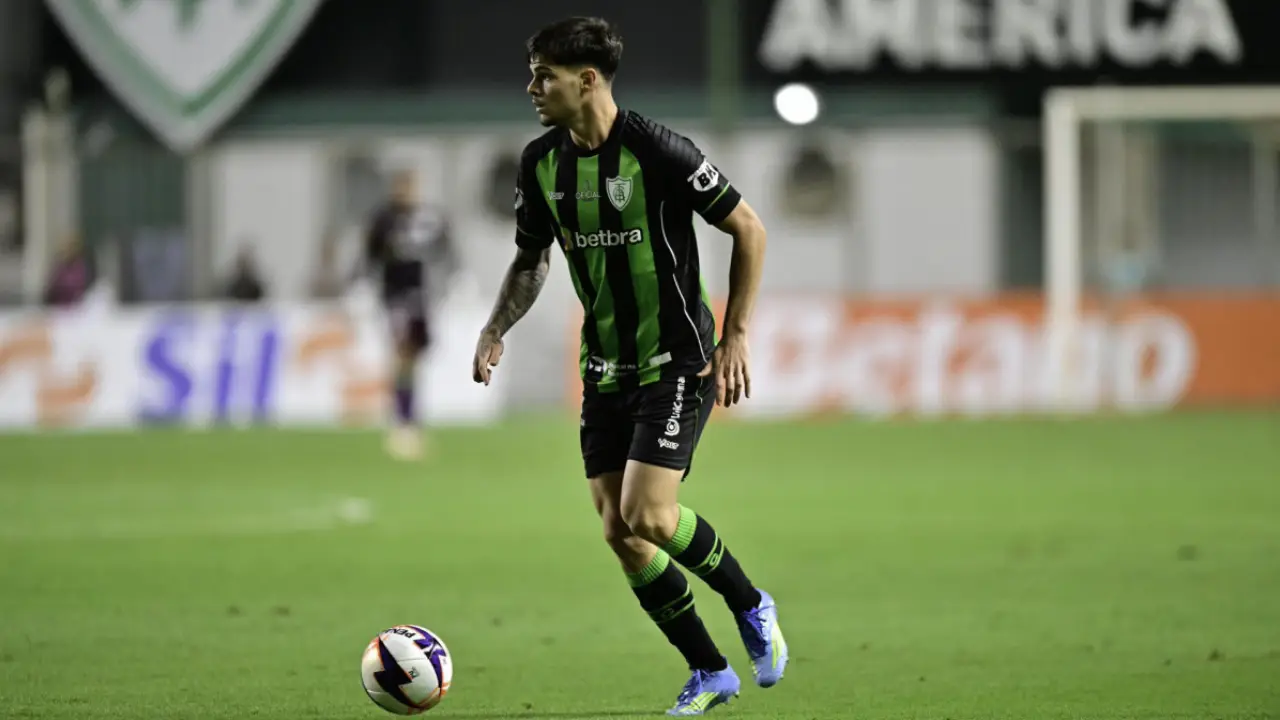 Paulinho, lateral-esquerdo do América-MG, durante partida antes de se apresentar ao Vasco