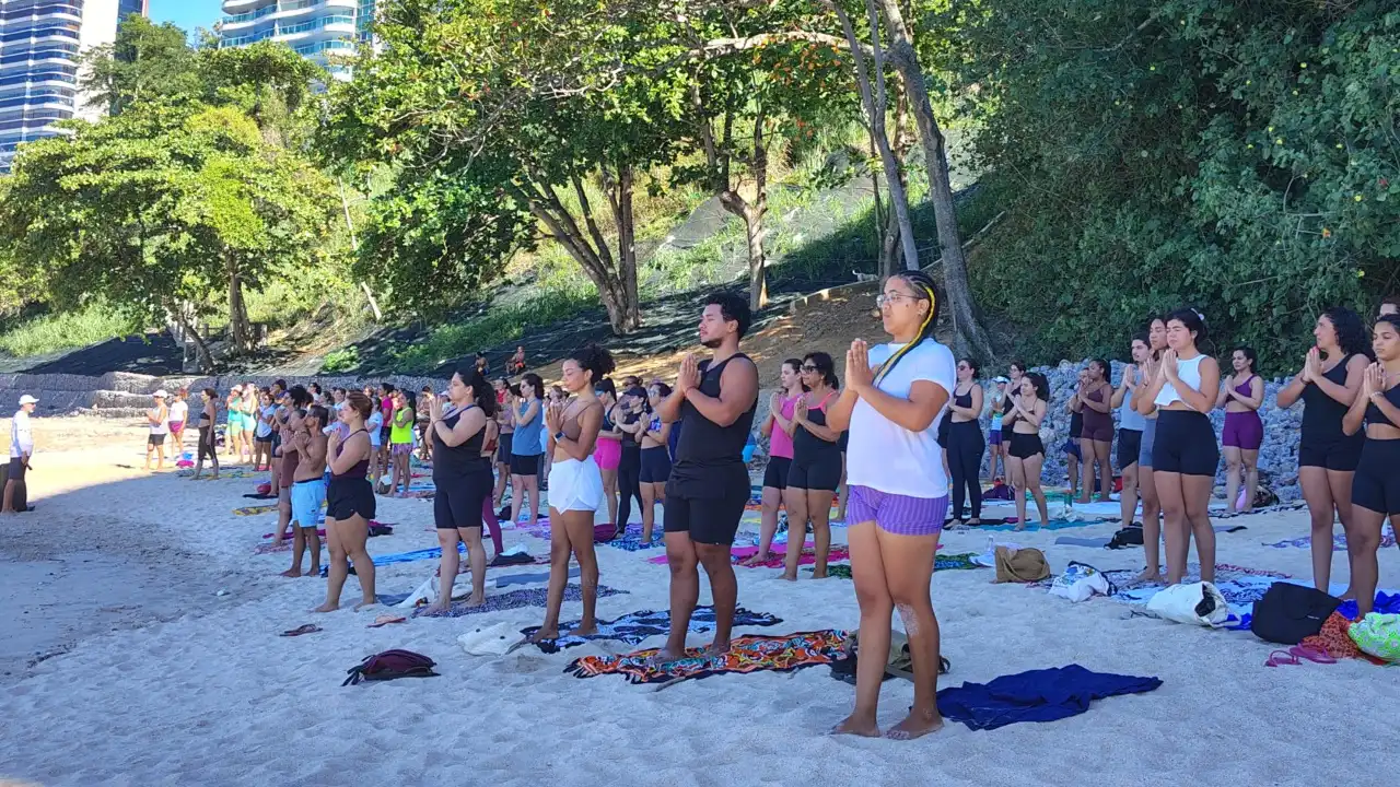 Yoga na Praia em Niterói terá edição especial na Praia da Boa Viagem pelo Dia Mundial do Yoga