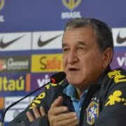 Imagem mostra o ex-técnico da seleção brasileira Carlos Alberto Parreira, cujo novo boletim médico seu atualiza quadro de saúde com piora renal