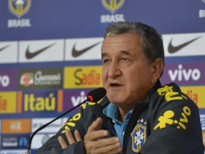 Imagem mostra o ex-técnico da seleção brasileira Carlos Alberto Parreira, cujo novo boletim médico seu atualiza quadro de saúde com piora renal