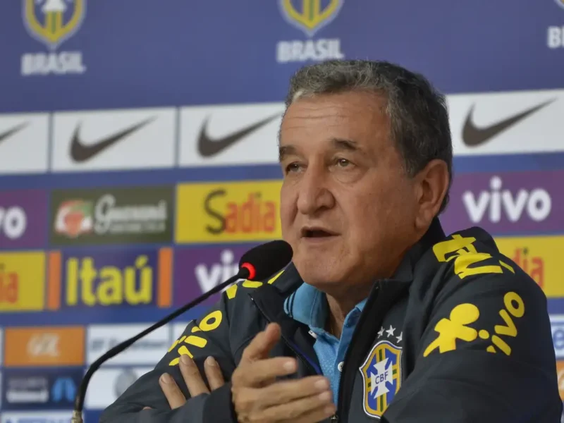 Imagem mostra o ex-técnico da seleção brasileira Carlos Alberto Parreira, cujo novo boletim médico seu atualiza quadro de saúde com piora renal