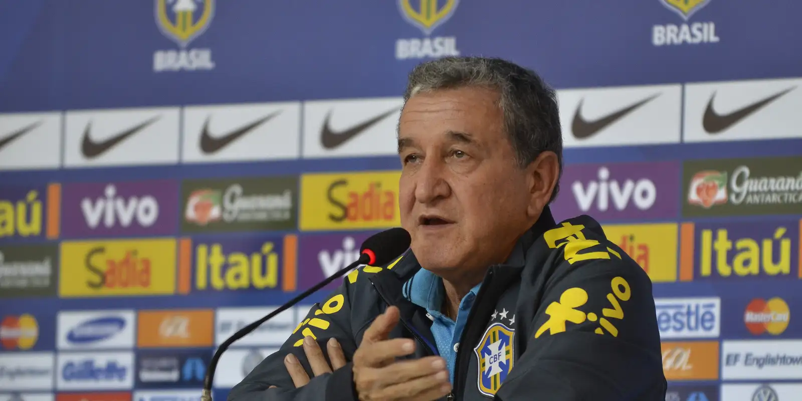 Imagem mostra o ex-técnico da seleção brasileira Carlos Alberto Parreira, cujo  novo boletim médico seu atualiza quadro de saúde com piora renal