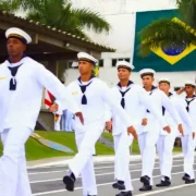 Candidatos uniformizados da Marinha do Brasil perfilados em formatura militar durante curso de admissão em pátio aberto. A oportunidade de ingressar na Marinha com salário de quase 4 mil termina neste domingo com provas garantidas em quatro polos estratégicos do Rio de Janeiro.