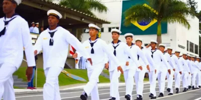 Candidatos uniformizados da Marinha do Brasil perfilados em formatura militar durante curso de admissão em pátio aberto. A oportunidade de ingressar na Marinha com salário de quase 4 mil termina neste domingo com provas garantidas em quatro polos estratégicos do Rio de Janeiro.