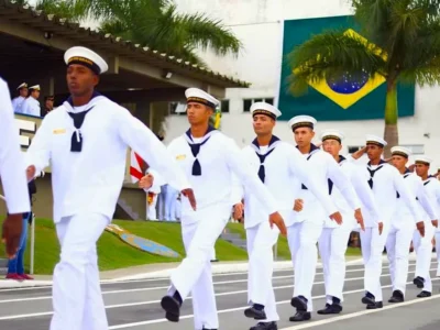 Candidatos uniformizados da Marinha do Brasil perfilados em formatura militar durante curso de admissão em pátio aberto. A oportunidade de ingressar na Marinha com salário de quase 4 mil termina neste domingo com provas garantidas em quatro polos estratégicos do Rio de Janeiro.