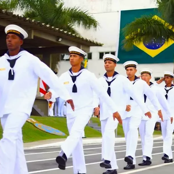 Candidatos uniformizados da Marinha do Brasil perfilados em formatura militar durante curso de admissão em pátio aberto. A oportunidade de ingressar na Marinha com salário de quase 4 mil termina neste domingo com provas garantidas em quatro polos estratégicos do Rio de Janeiro.