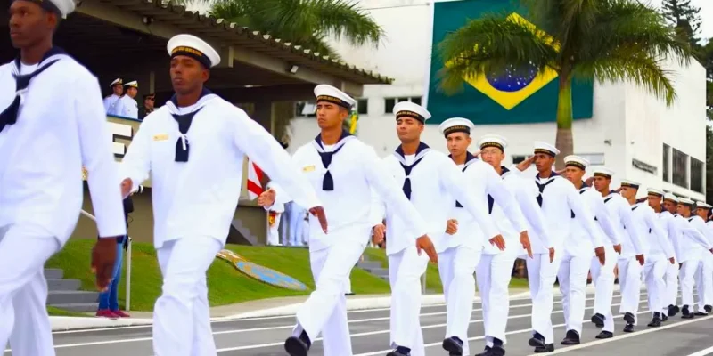 Candidatos uniformizados da Marinha do Brasil perfilados em formatura militar durante curso de admissão em pátio aberto. A oportunidade de ingressar na Marinha com salário de quase 4 mil termina neste domingo com provas garantidas em quatro polos estratégicos do Rio de Janeiro.