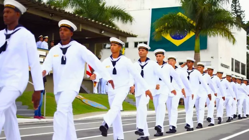 Candidatos uniformizados da Marinha do Brasil perfilados em formatura militar durante curso de admissão em pátio aberto. A oportunidade de ingressar na Marinha com salário de quase 4 mil termina neste domingo com provas garantidas em quatro polos estratégicos do Rio de Janeiro.