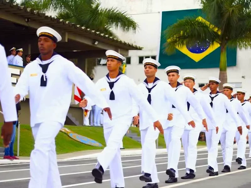 Candidatos uniformizados da Marinha do Brasil perfilados em formatura militar durante curso de admissão em pátio aberto. A oportunidade de ingressar na Marinha com salário de quase 4 mil termina neste domingo com provas garantidas em quatro polos estratégicos do Rio de Janeiro.