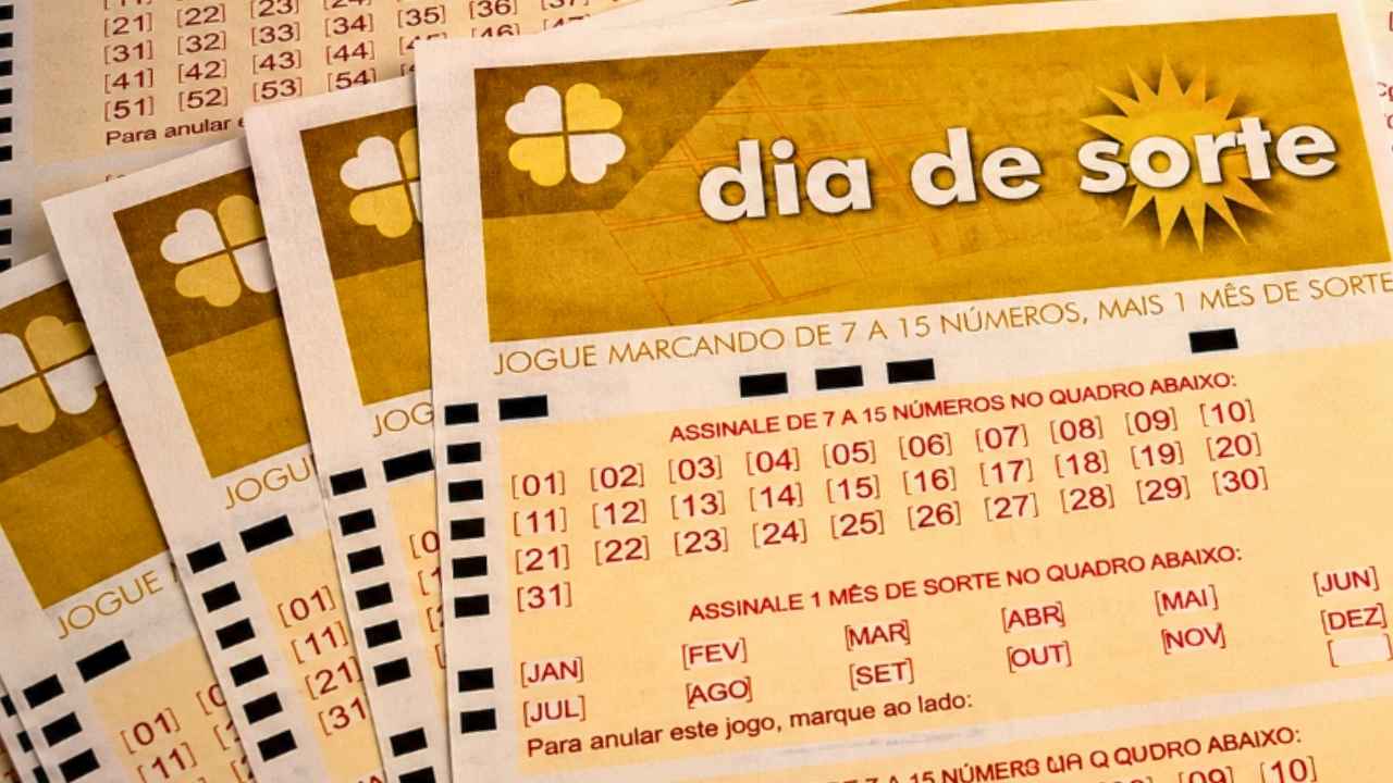 Volantes da Dia de Sorte, cuja reportagem indica o resultado do Concurso 1235 da modalidade, com seus números sorteados nesta quinta-feira, 02/07, bem como prêmios de todas as faixas de acerto. Soma do total de apostas realizadas, tal qual aquelas ganhadoras e perdedoras, com minúcias e explicação com detalhes especiais. Nesse sentido, realizamos análises de natureza econômica, financeira, lotérica e fiscal da extração, com fundamento nos valores de arrecadação e nas somas destinados ao pagamento dos prêmios. De igual forma, informamos a destinação pública do dinheiro referente ao saldo residual e o que é feito com o dinheiro da maior parte das pessoas que apostam estimuladas por seus sonhos, mas na realidade perdem, tal qual a maioria das vítimas da lógica lotérica dos jogos de azar.