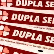 Concurso 2980 da Dupla Sena, com resultado dos números sorteados na quarta-feira, 08/07, bem como prêmios de todas as faixas de acerto. Soma do total de apostas realizadas, e análises econômicas, financeiras e lotéricas tanto sobre as ganhadoras quanto perdedoras, com base na arrecadação.
