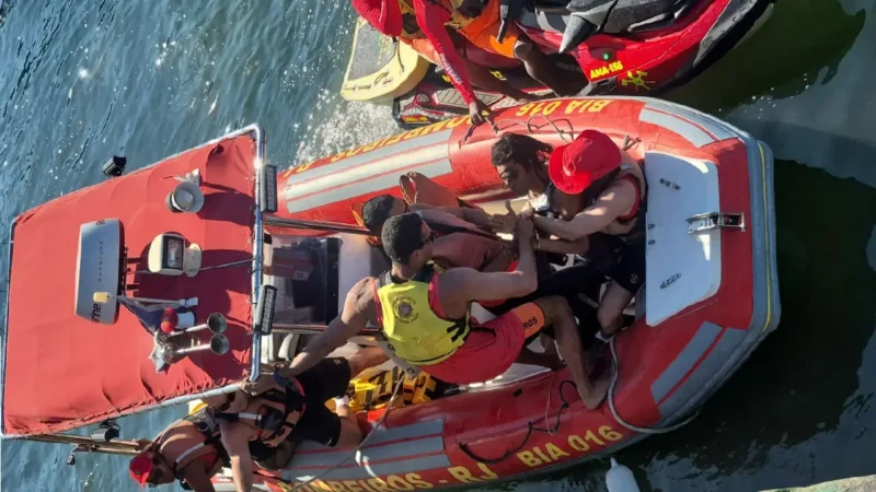 Agentes do Corpo de Bombeiros a bordo de bote inflável vermelho BIA 016 resgatam homem na Baía de Guanabara