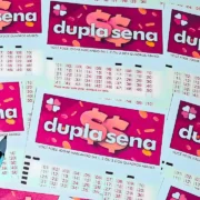 Volantes da Dupla Sena e informações do concurso 2986, com resultado dos números sorteados na quarta-feira, 22/07, bem como prêmios de todas as faixas de acerto. Soma do total de apostas realizadas, e análises econômicas, financeiras e lotéricas tanto sobre as ganhadoras quanto perdedoras, com base na arrecadação da modalidade | Enzo Carvalho/Folha do Leste