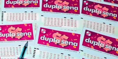 Volantes da Dupla Sena e informações do concurso 2986, com resultado dos números sorteados na quarta-feira, 22/07, bem como prêmios de todas as faixas de acerto. Soma do total de apostas realizadas, e análises econômicas, financeiras e lotéricas tanto sobre as ganhadoras quanto perdedoras, com base na arrecadação da modalidade | Enzo Carvalho/Folha do Leste