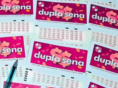 Volantes da Dupla Sena e informações do concurso 2986, com resultado dos números sorteados na quarta-feira, 22/07, bem como prêmios de todas as faixas de acerto. Soma do total de apostas realizadas, e análises econômicas, financeiras e lotéricas tanto sobre as ganhadoras quanto perdedoras, com base na arrecadação da modalidade | Enzo Carvalho/Folha do Leste