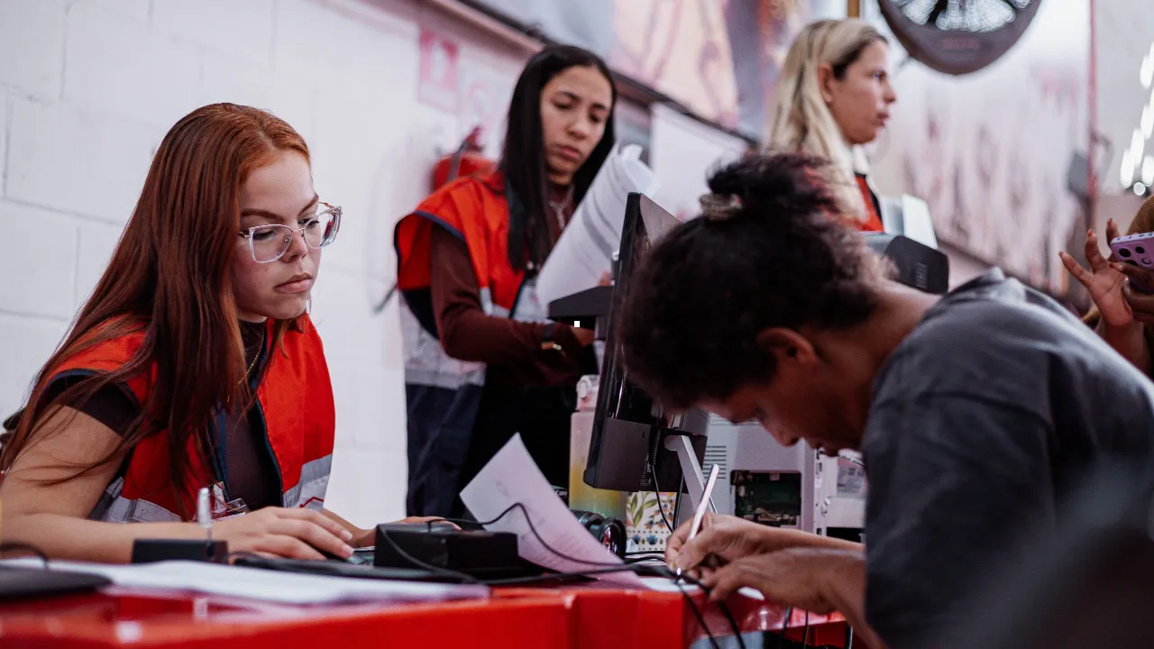Moradores recebem atendimento em ação social gratuita na quadra da União de Maricá