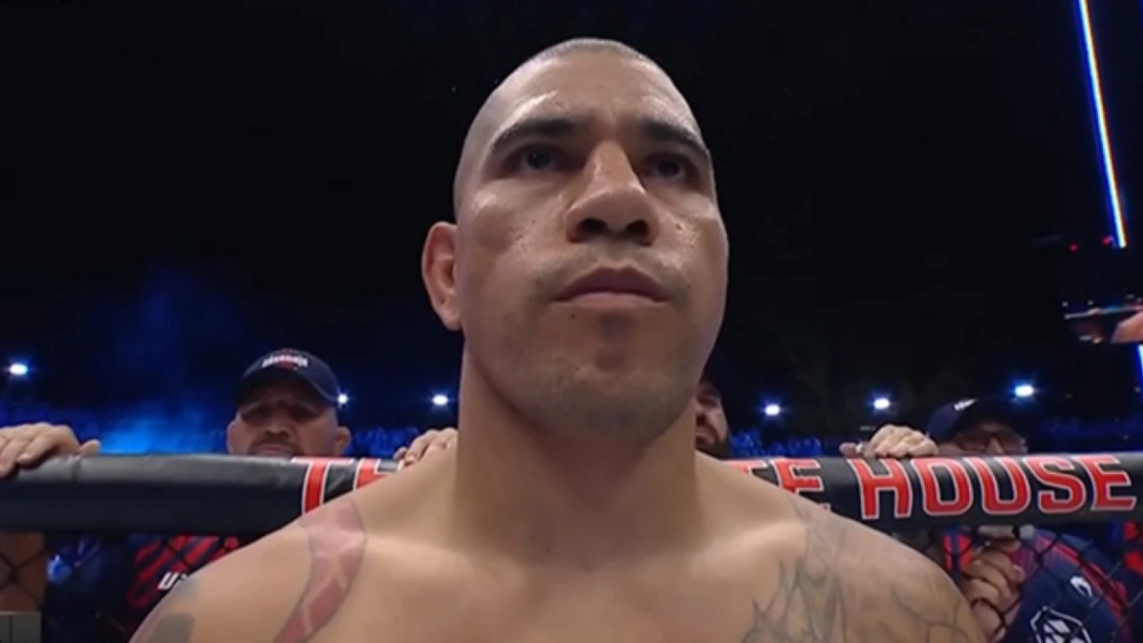 Alex Poatan durante encarada antes de luta do UFC nos pesos-pesados