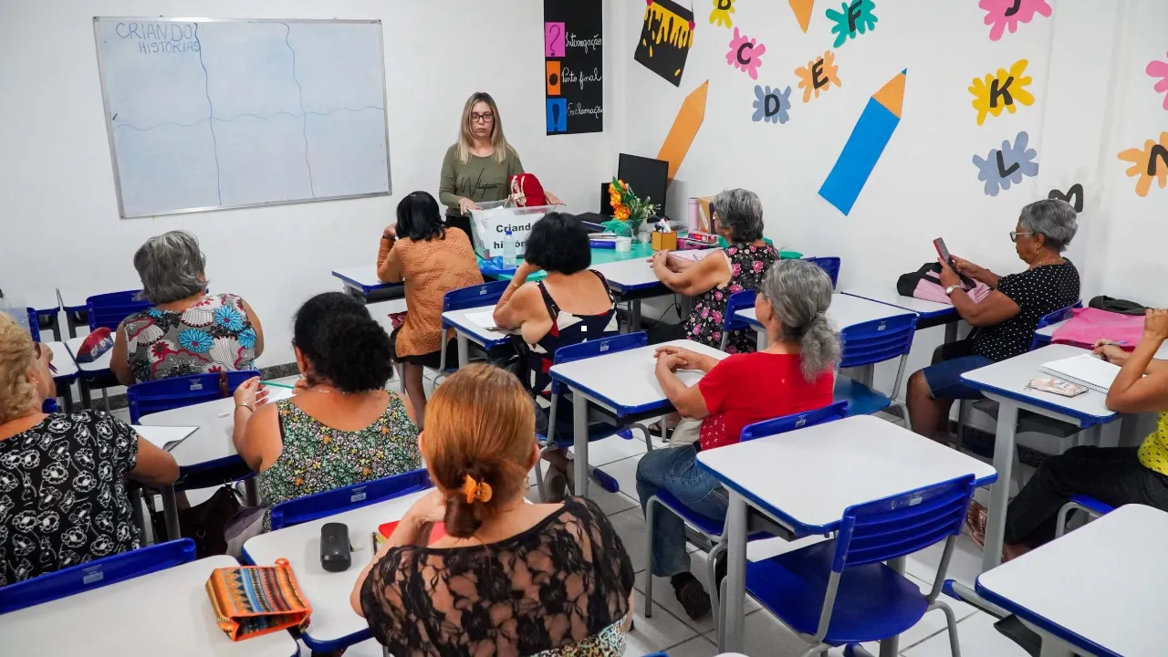 Idosos participam de aula de alfabetização no Cerpi, no Jardim Catarina, em São Gonçalo Idosos participam de aula de alfabetização no Cerpi, no Jardim Catarina, em São Gonçalo