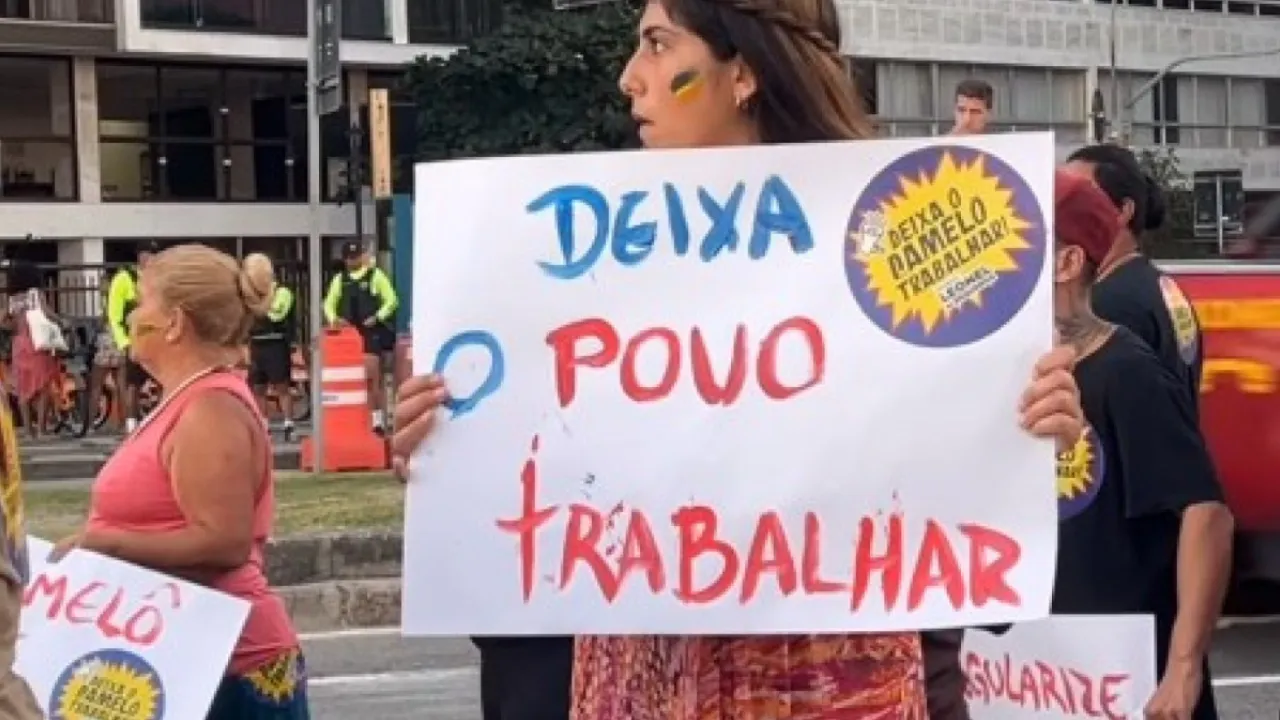 Ambulantes protestam contra o Programa Tolerância Zero na Avenida Vieira Souto, em Ipanema, após pedido de suspensão feito pelo MPF Ambulantes protestam contra o Programa Tolerância Zero na Avenida Vieira Souto, em Ipanema, após pedido de suspensão feito pelo MPF