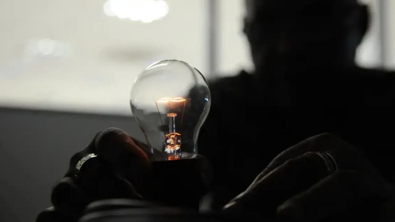 Apagão em Niterói deixa ruas e imóveis sem energia após forte ventania