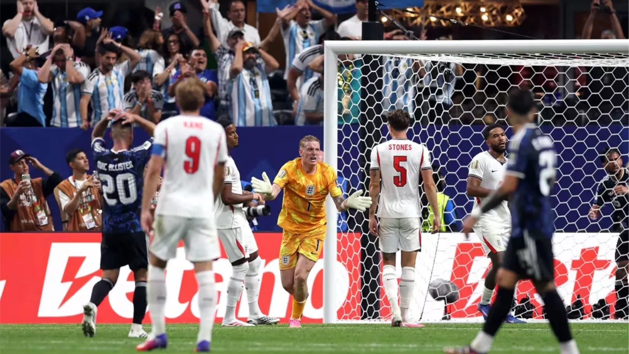 Argentina comemora vitória de virada sobre a Inglaterra na semifinal da Copa do Mundo de 2026